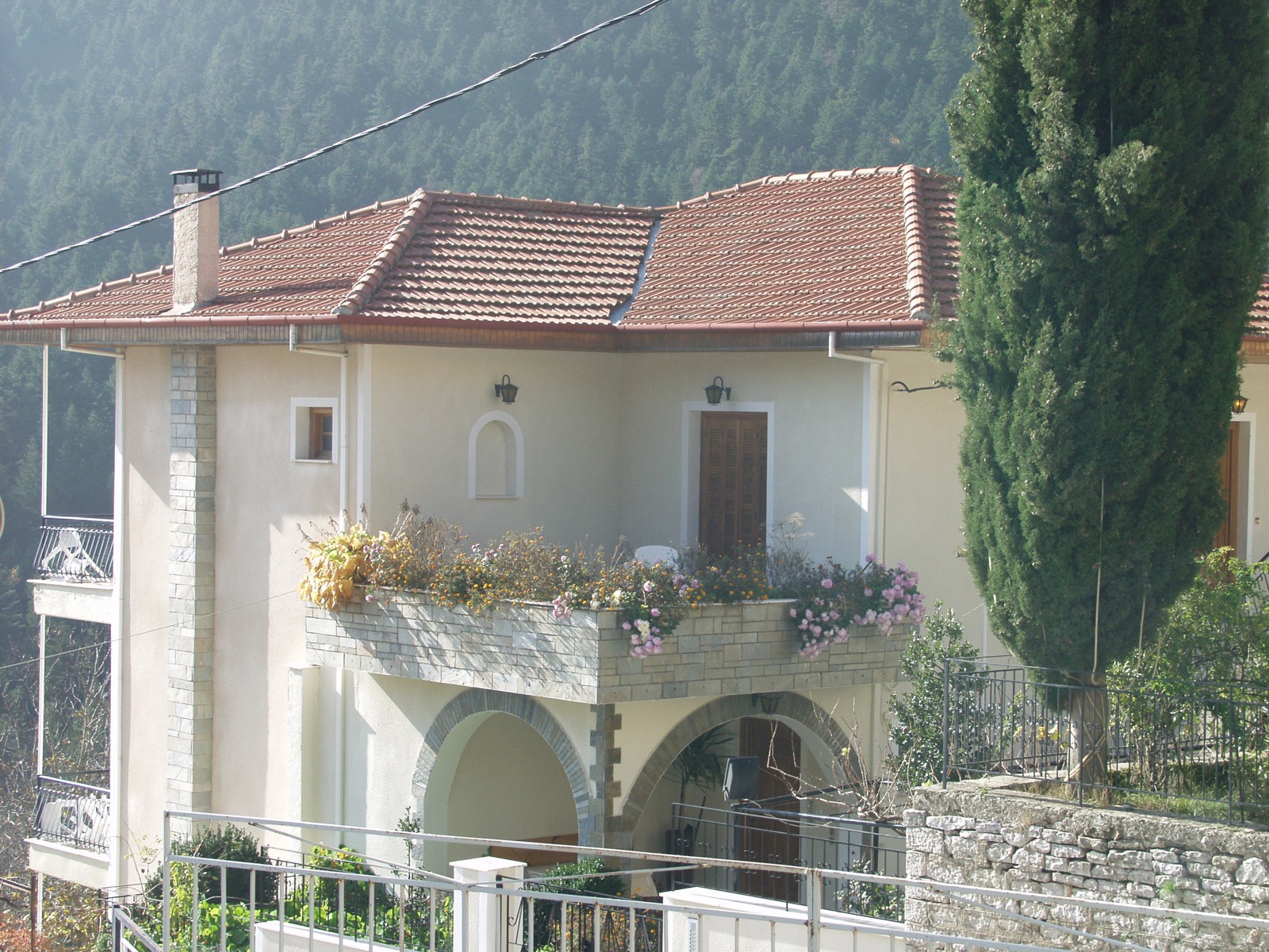 The hotel before the 2007 renovation, Voutyro